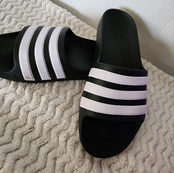 Adidas Slide-on Slippers, Kids Black and White ADIDAS Sandals, Size 3 - Picture 2 of 6